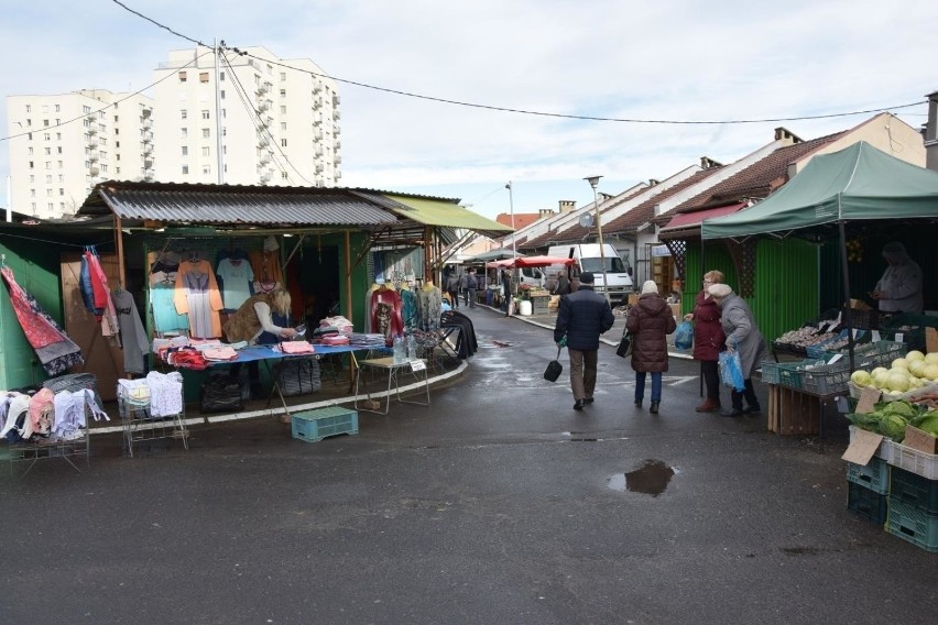 Targowisko przy ul. Owocowej w Zielonej Górze w dzień...