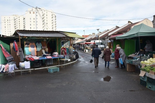 Targowisko przy ul. Owocowej w Zielonej Górze w dzień targowy...