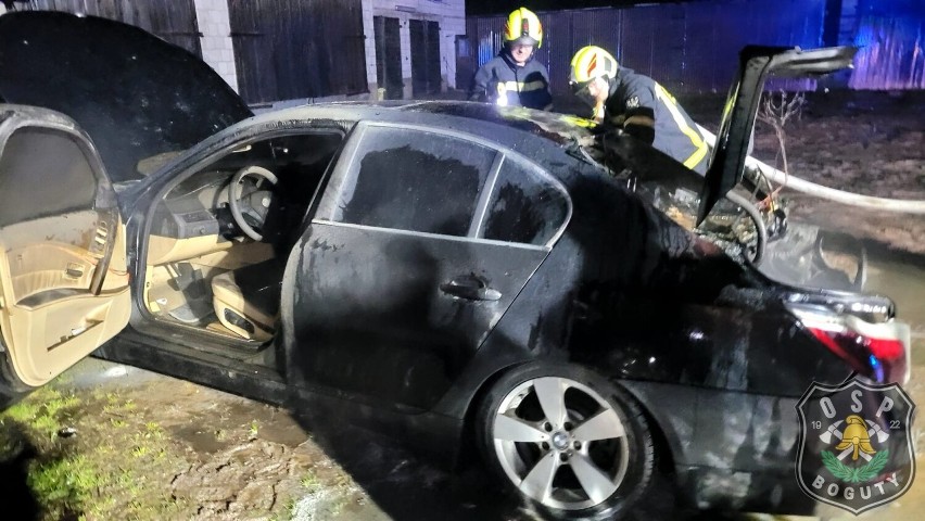 Pożary pojazdów w powiecie ostrowskim. Spłonął samochód i motocykl. 26-27.12.2022. Zdjęcia
