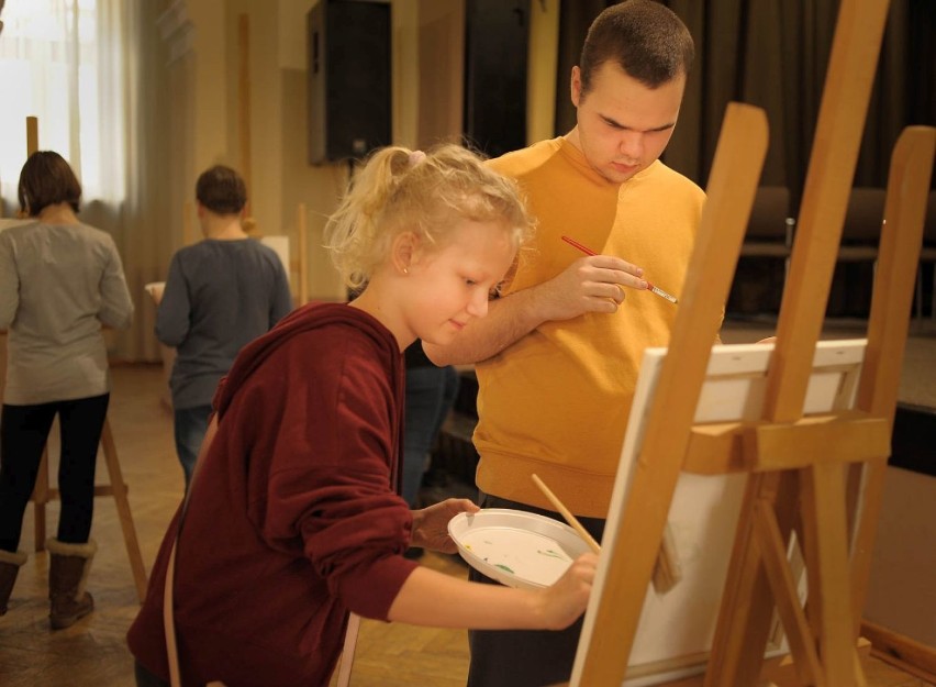 „Autyzm pędzlem malowany”. Wieluński Dom Kultury zaprasza jutro na wystawę