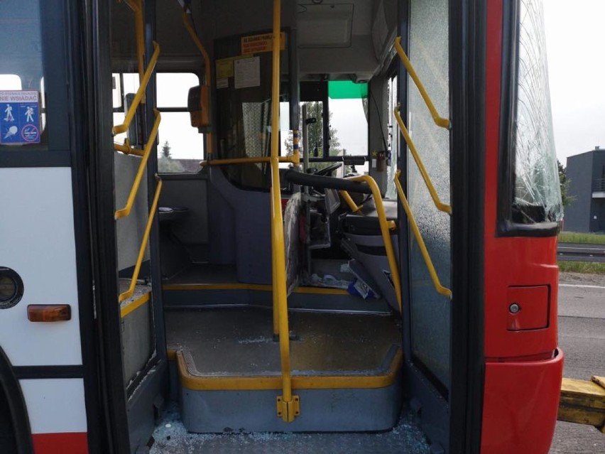Częstochowa: Wypadek autobusu i ciężarówki na DK 1. Trzy osoby zostały przewiezione do szpitala [ZDJĘCIA]