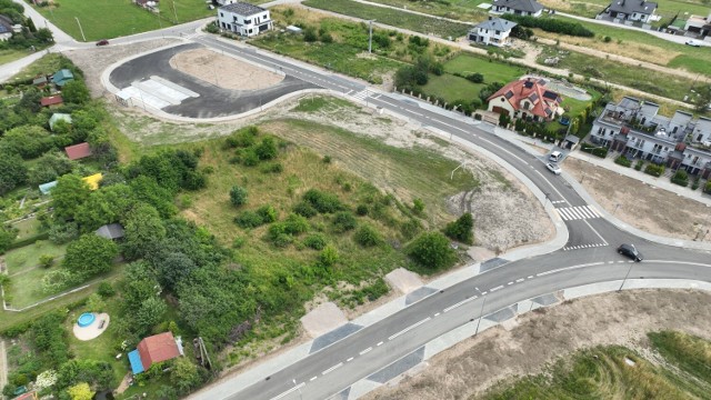 Przebudowa ulic Prostej w Kielcach, odcinka od ulicy Cedzyńskiej do ulicy Zagórskiej jest na ukończeniu. Powstała nowa nawierzchnia, wybudowano pętlę autobusową, chodniki i oświetlenie, a także zmodernizowane zostały tam sieci wodociągowa, gazowa oraz kanalizacja deszczowa.
Zobacz kolejne zdjęcia