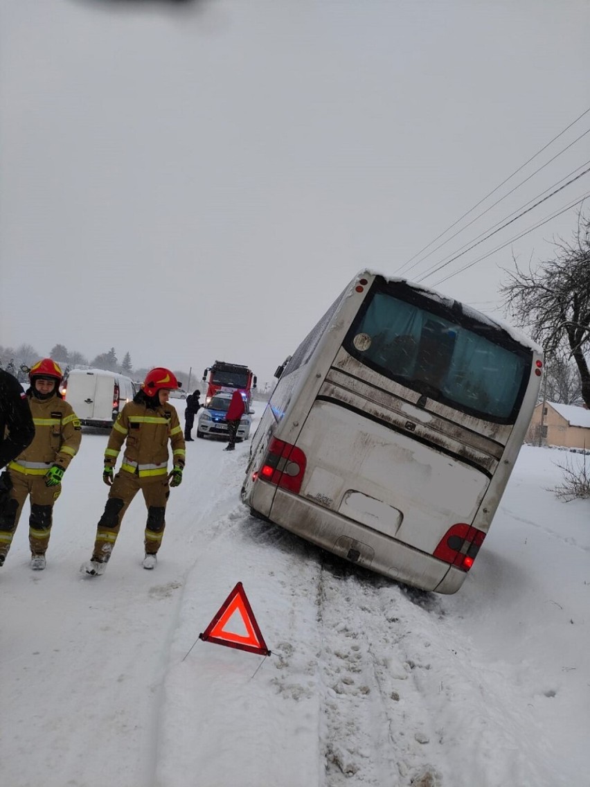Kilkanaście interwencji strażaków z powodu ataku zimy i gwałtownych opadów śniegu ZDJĘCIA