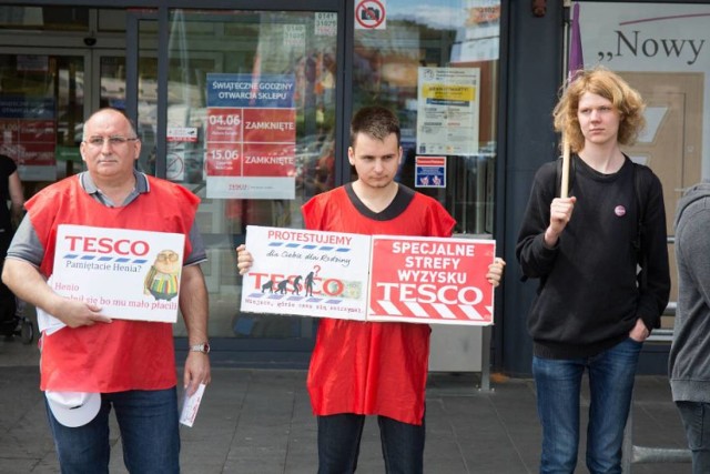 Pracownicy gdyńskiego hipermarketu Tesco tak w czerwcu br  protestowali przed sklepem przy ul. Kcyńskiej, aby zwrócić uwagę swojego pracodawcy i klientów na pogarszające się warunki zatrudnienia oraz brak zadowalających podwyżek.