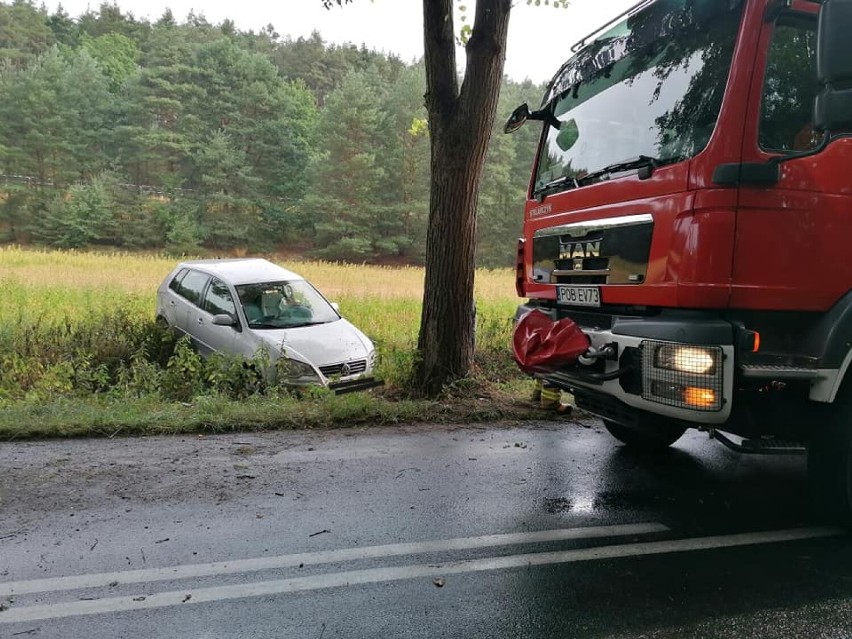 Wypadek w Słonawach pod Obornikami. Samochód uderzył w drzewo [ZDJĘCIA]