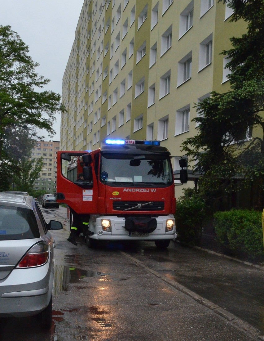 W Łodzi 57-latek skoczył z 6. piętra i przeżył