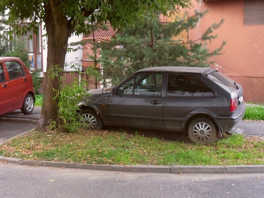 Parkują na trawie. Nowe parkingi na os. Powstańców w Rudzie Śląskiej - Orzegowie potrzebne od zaraz