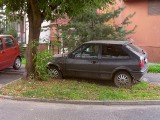 Parkują na trawie. Nowe parkingi na os. Powstańców w Rudzie Śląskiej - Orzegowie potrzebne od zaraz