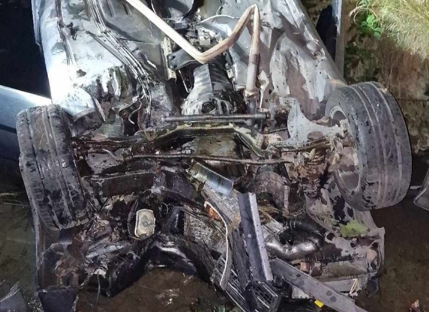 Poważny wypadek w Międzrzeczu Górnym. Samochód dachował i wpadł do potoku. 18-latek w ciężkim stanie trafił do szpitala
