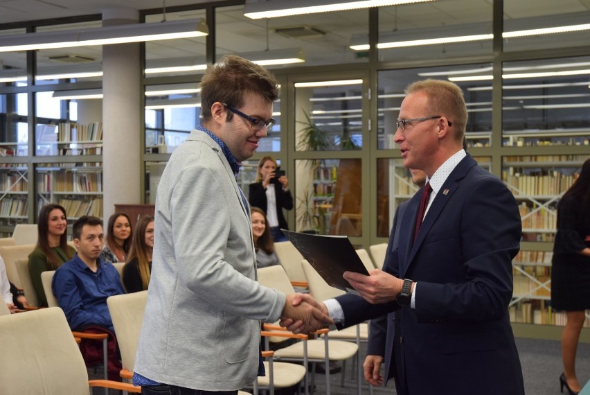 Prezydent Gniezna przyznał stypendia naukowe i socjalne studentom  gnieźnieńskich uczelni