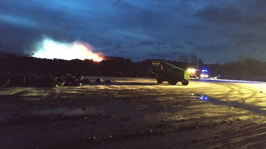 Płonęło składowisko opon na terenie zakładu koło Sławna (foto)