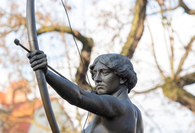 Repliki oryginalnej strzały rzeźby Łuczniczki, która znajduje się w parku Jana Kochanowskiego, jest wręczana laureatom Bydgoskiej Literackiej Nagrody Roku „Strzała Łuczniczki”