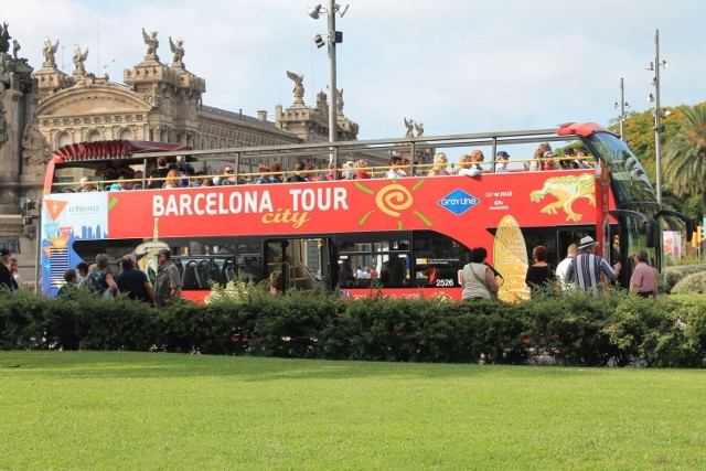 Barcelonę najlepiej zwiedzać na piechotę, ale jeśli ktoś nie chce się przemęczać może zapisać się na wycieczki autokarowe.../Fot. Bartłomiej Krawczyk