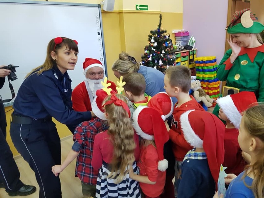 Policyjny Mikołaj odwiedził dzieci w Gromadzicach, Wydrzynie, Skrzynnie i Bieniądziach [FOTO]