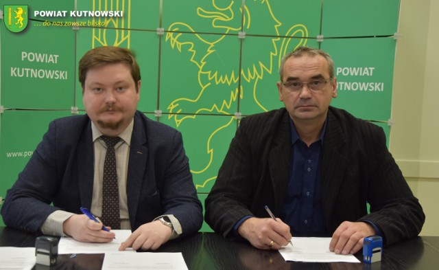 Na zdjęciu starosta Daniel Kowalik oraz Tomasz Walczewski, członek Zarządu Powiatu Kutnowskiego