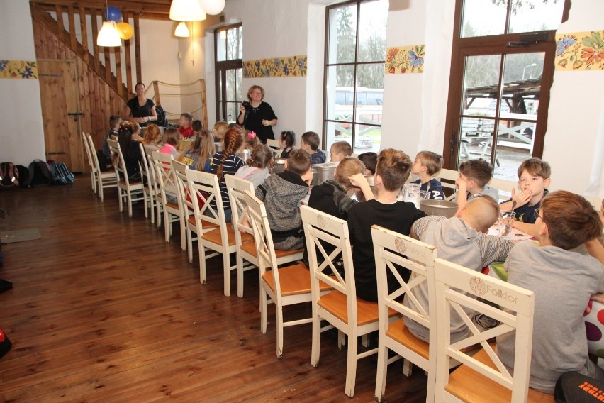 Warsztaty pieczenia chleba dla dzieci ze Szkoły Podstawowej w Wierzchowie - Dworcu 