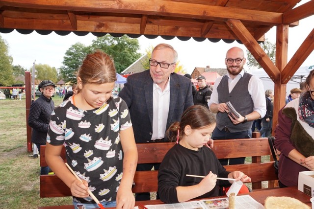 Bogdan Zdrojewski podczas Święta Grzyba Leśnego w Niwkach Książęcych w gminie Międzybórz