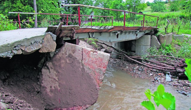 Zniszczona przeprawa w Korzennej. Nawałnice uszkodziły w regionie kilka mostów, odcinając dojazd do wielu gospodarstw