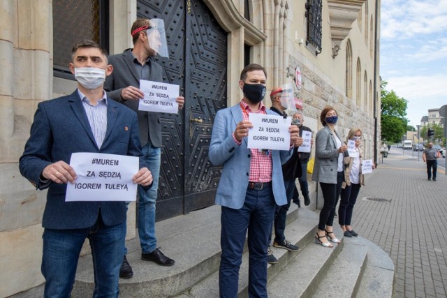 Akt poparcia dla sędziego Igora Tuleyi 6 czerwca pod Sądem Okręgowym w Bydgoszczy