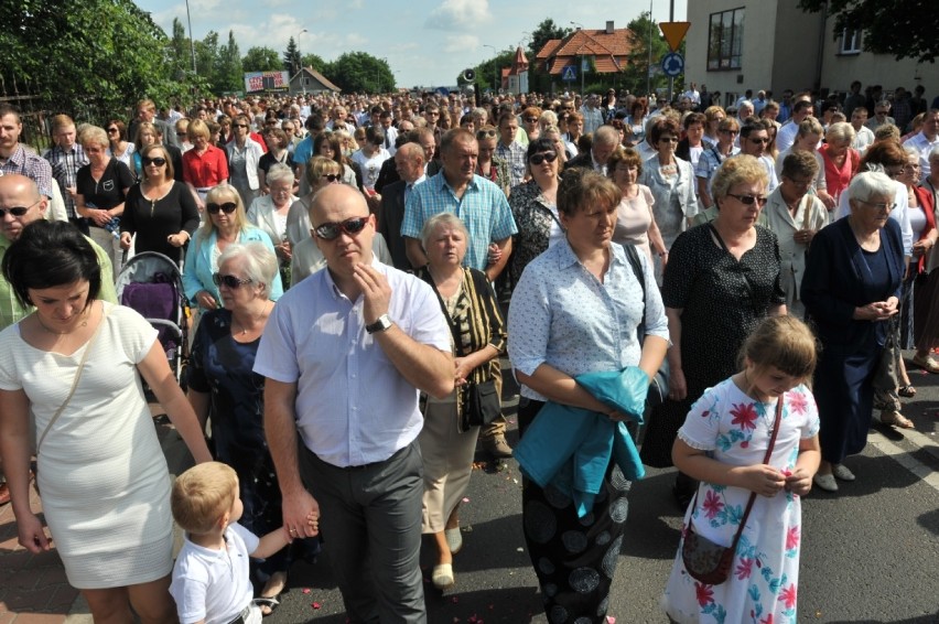 Śrem: procesja Bożego Ciała dwóch parafii - garnizonowej i...