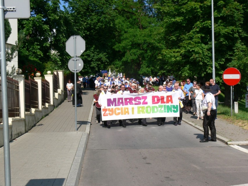 Marsz dla Życia i Rodziny przeszedł ulicami Sandomierza. Uczestnicy nieśli transparenty promujące wartości rodzinne  