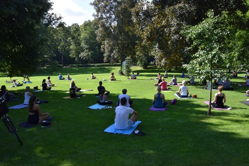Aktywne niedzielne poranki w Wejherowie. W Parku Miejskim poćwiczysz jogę| ZDJĘCIA