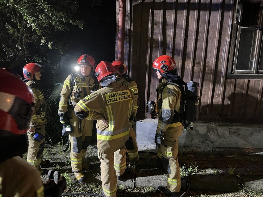 Pożar domu w Przemyślu. Strażacy wyprowadzili z budynku mężczyznę [ZDJĘCIA, WIDEO]