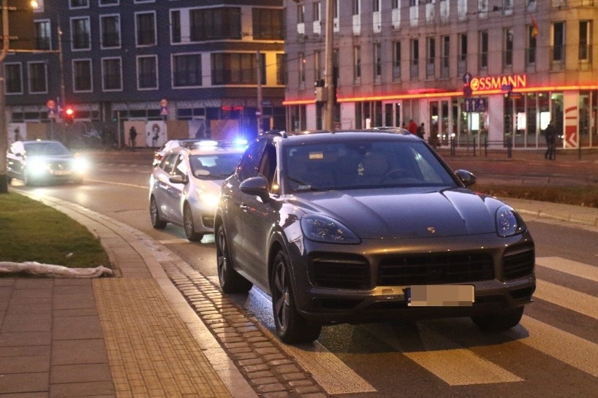 Kryminalni zatrzymali luksusowe porsche w centrum Wrocławia. Kto nim jechał? [ZDJĘCIA]