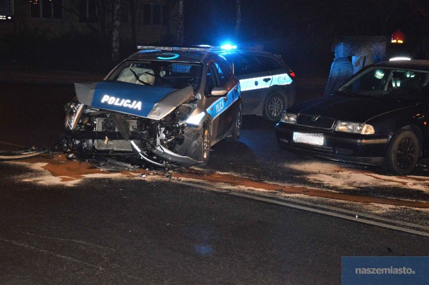 Wypadek z udziałem radiowozu we Włocławku. Policjanci trafili do szpitala [wideo]