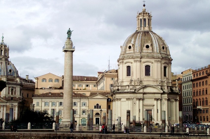 Kolumna Trajana - w głębi kościół Najświętszego Imienia...