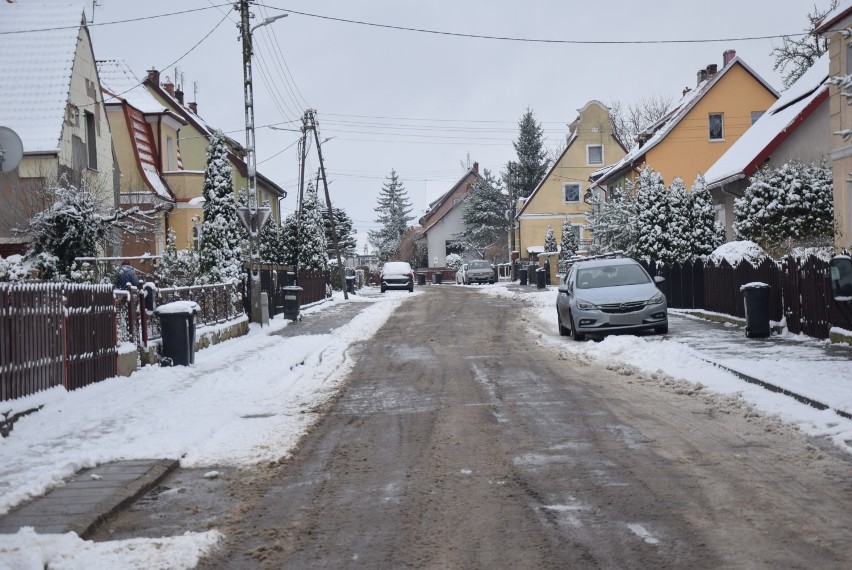 Malbork. Odśnieżanie chodników w mieście. Wraz z opadami śniegu wracają stare problemy