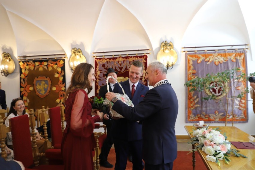 Burmistrz Brzegu udzielił ślubu cywilnego. Tego niecodziennego zadania podjął się już po raz drugi