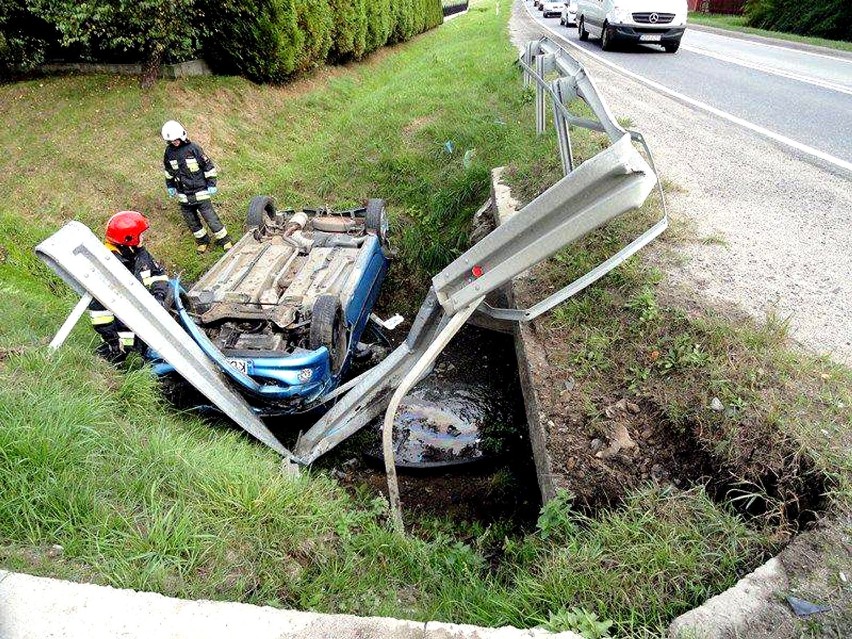 Wypadek w Dąbrowie. Peugeot w potoku, kierująca w szpitalu