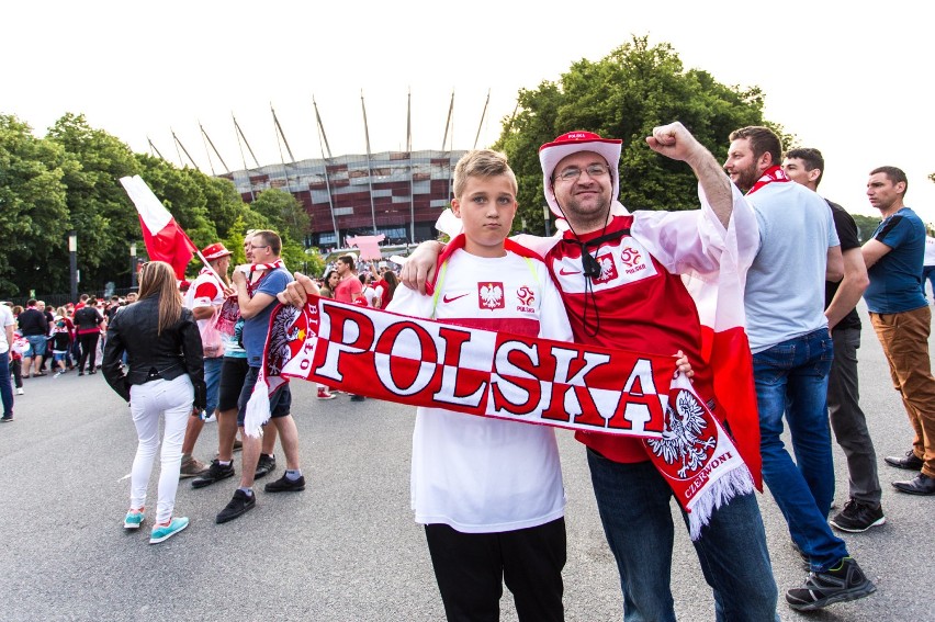 Kibice opanowali miasto przed meczem Polska - Rumunia na Narodowym [ZDJĘCIA]