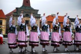 Wołyńskie Słowiki wystąpiły na pl. Kościuszki w Tomaszowie z okazji obchodów święta Wojska Polskiego [zdjęcia, film]