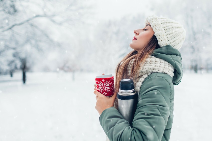 Jak przetrwać zimę w dobrym zdrowiu? Sprawdź porady od NFZ! Co jeść zimą i jak chronić się przed chłodem!