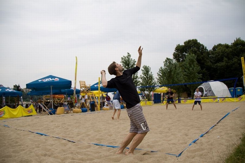 Warszawiacy mają okazję pograć w beach tennis. Wystarczy wybrać się do Portu Wisła (ZDJĘCIA)