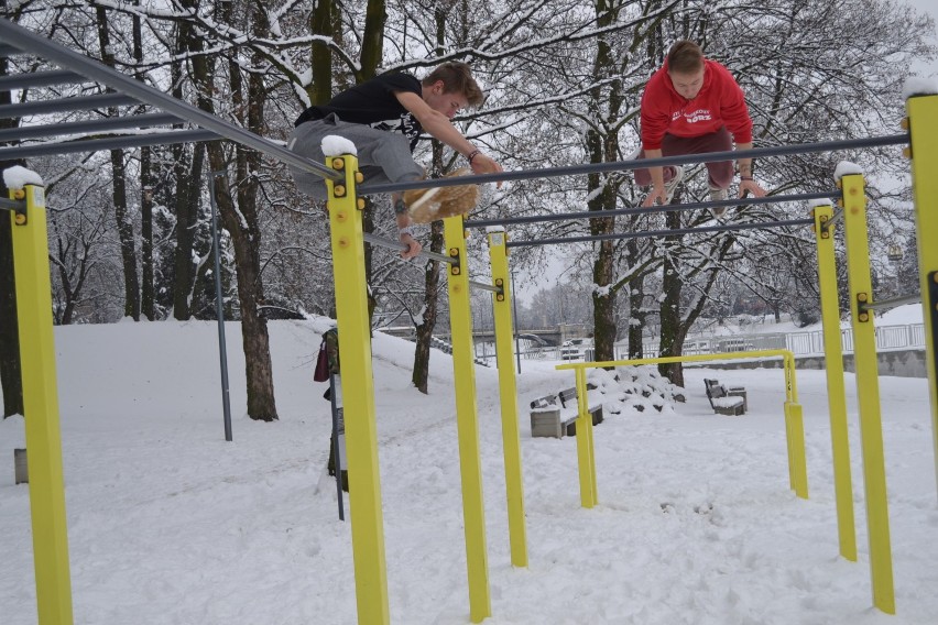 Street Workout Racibórz: chłopaki ćwiczą