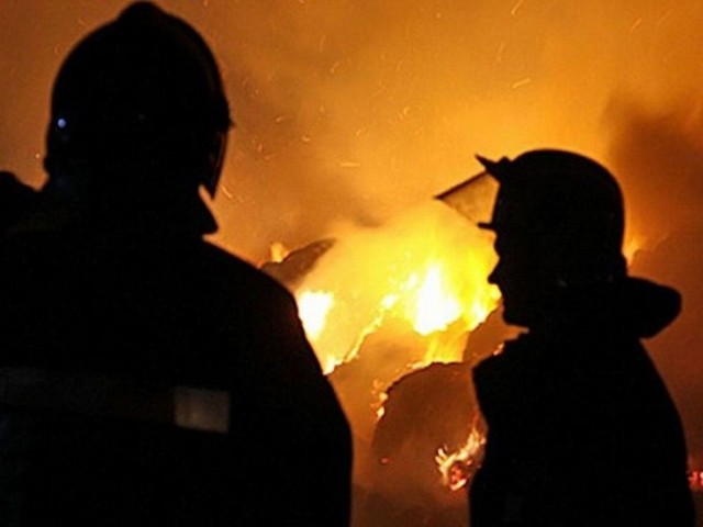 W ogniu stanęły uszkodzone sprzęty AGD na terenie gospodarstwa w Mazankach (gmina Radzyń Chełmiński).