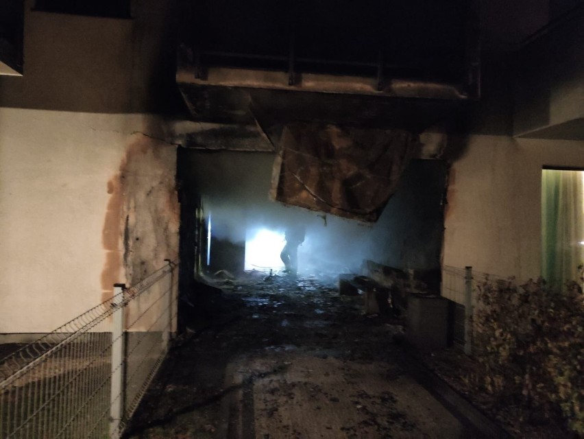 Gdańsk: Pożar i ewakuacja na Morenie! Od płonącej wiaty śmietnikowej zajęła się elewacja