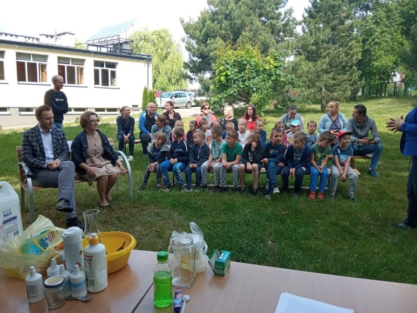 Dzień Naukowca w szkole numer 10 w Starachowicach. Nawet wiceprezydent robił doświadczenia. Zobacz zdjęcia
