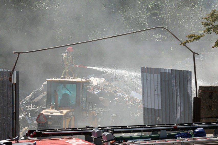 Straż pożarna: płonie sortownia śmieci i materiałów...