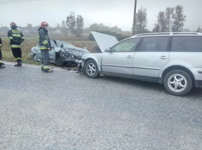 Wypadek w powiecie włocławskim. Czołowe zderzenie dwóch samochodów [zdjęcia]