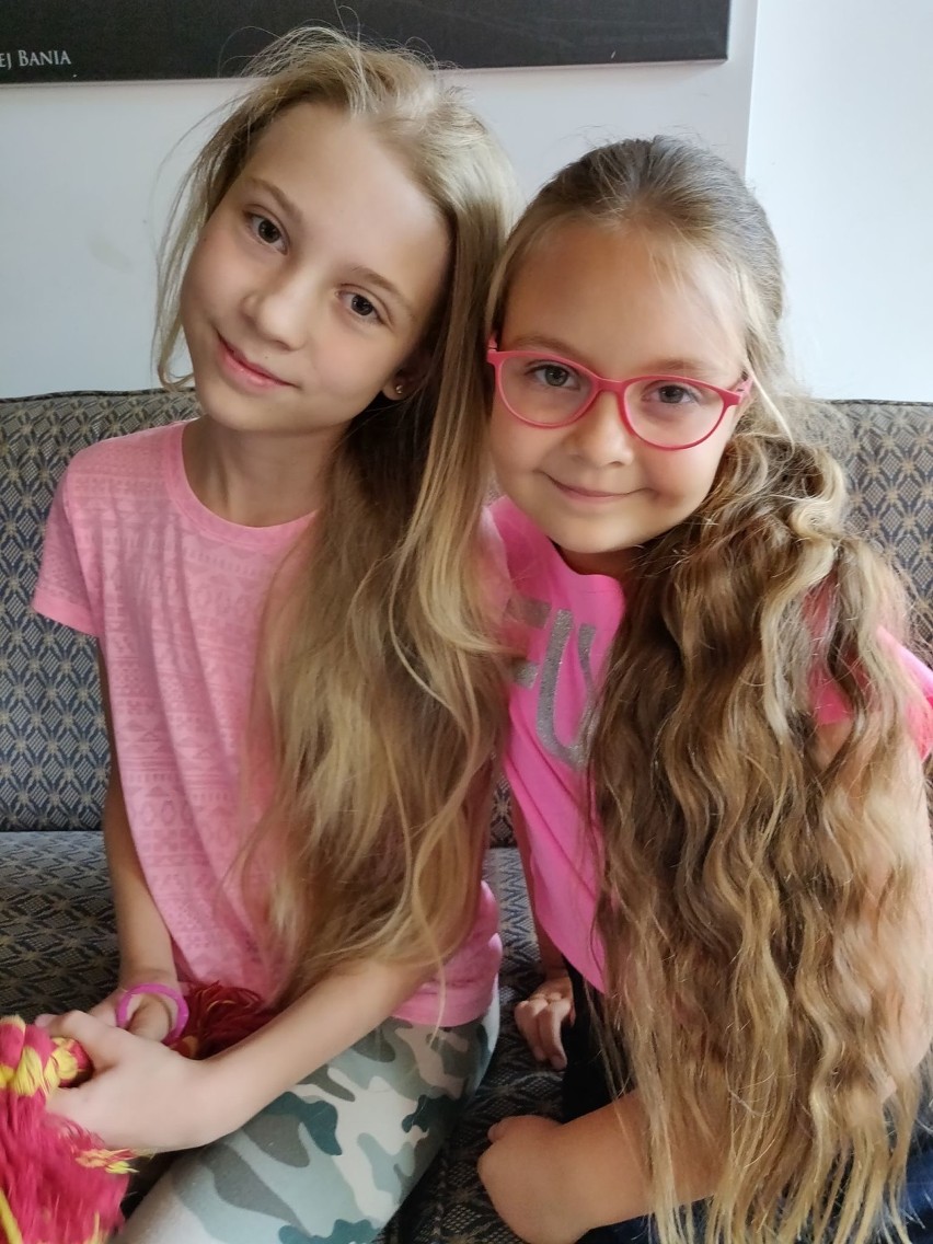 Dwie małe dziewczynki oddały swoje włosy na peruki chorym na...