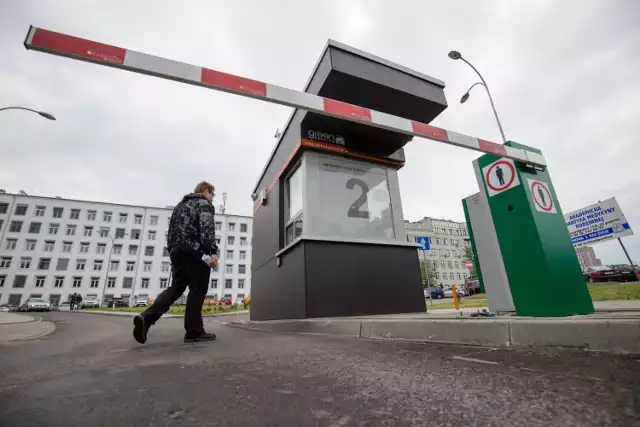 Informacje o parkingach i cenach za parkowanie są galerii zdjęć pod zdjęciami poszczególnych szpitali.

Przeglądajcie zdjęcia