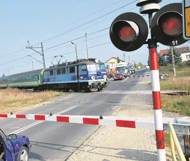 Pociąg zatrzymał się tuż przed autem