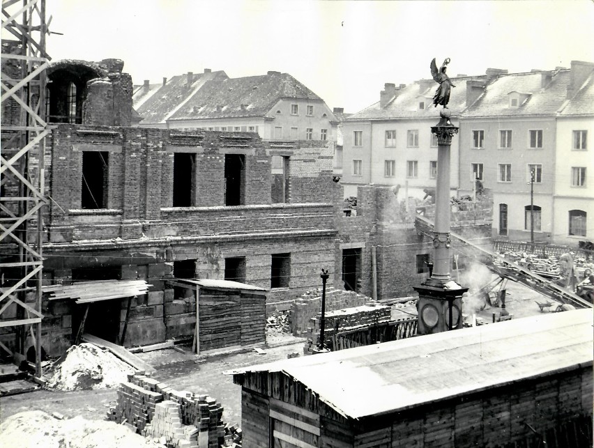1958 r. Na pierwszym planie odbudowa starego Ratusza, w...