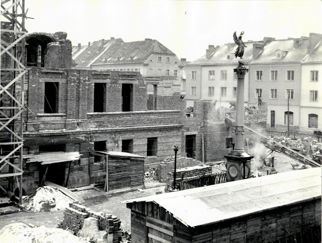 1958 r. Na pierwszym planie odbudowa starego Ratusza, w głębi nowe i odbudowane kolorowe kamieniczki. Fot. M. Dołęga