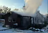Pożar domku letniskowego w Juszkowie. Z ogniem walczyły cztery zastępy straży pożarnej