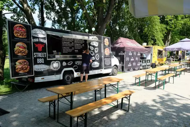 Food trucki już zjechały do Żar. Do niedzieli będzie można najeść się w alei w parku.